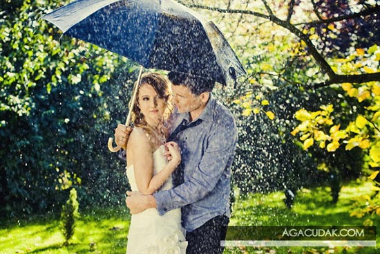 Sesja ślubna w letnim deszczu