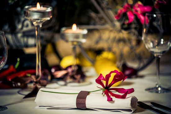 Jesienne stoły weselne. Dekoracje i aranżacje ślubne na stołach